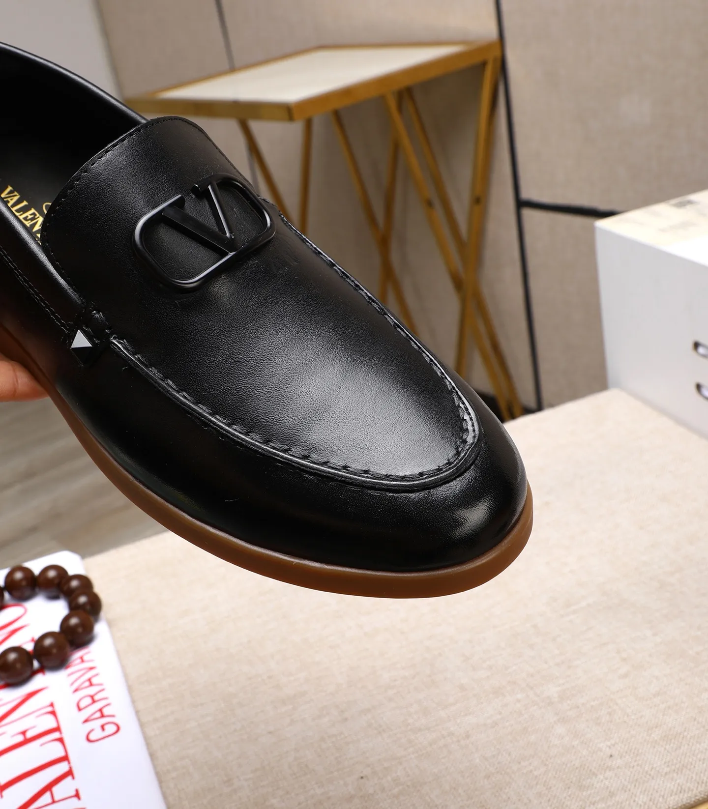 Men's shoes 💰520 [Valentino-Valentino] High-quality boutique men's shoes. The same style as the celebrities, original and authentic.✅ Made of imported cowhide + original apricot cowhide lining. The French luxury model is priced at 14,080 Swiss francs. It is also a Paris Fashion Week catwalk model. A brand can be deeply rooted in your heart, and a pair of shoes can make you linger. What you wear is not only noble, but also an aura. 👻Standard 38-45